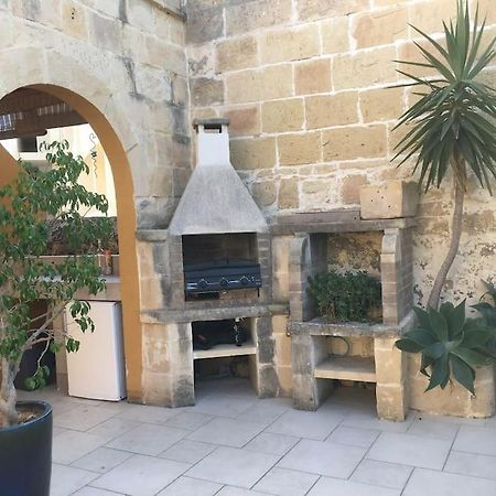 Studio Apartment With Pool In House Of Character. Birkirkara Bagian luar foto