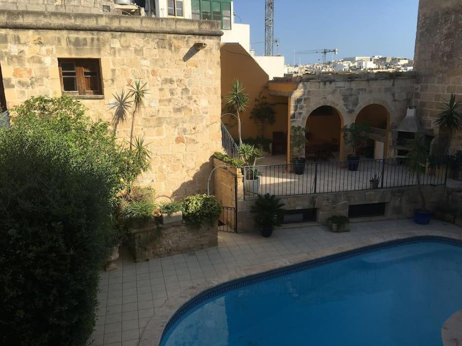 Studio Apartment With Pool In House Of Character. Birkirkara Bagian luar foto
