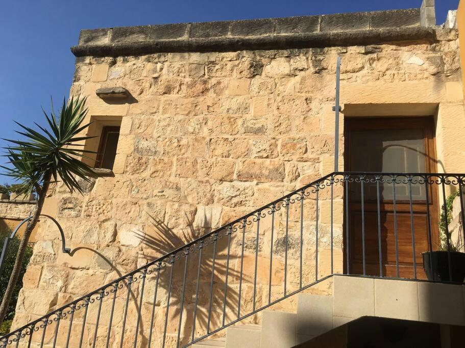 Studio Apartment With Pool In House Of Character. Birkirkara Bagian luar foto